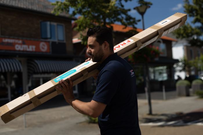 Groot zakelijk pakket versturen medewerker