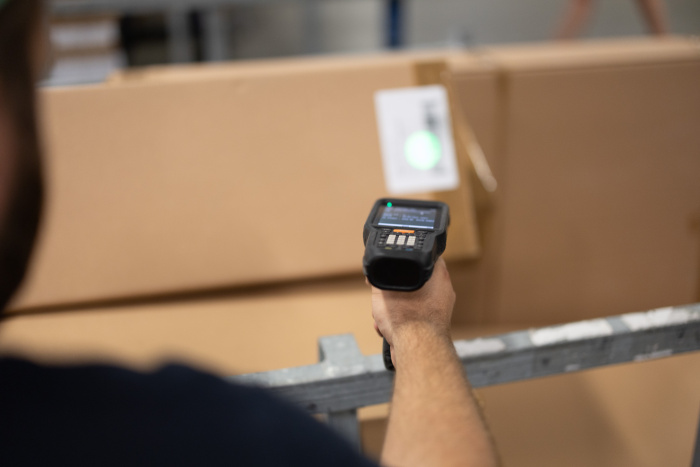 Scannen van verzenddoos in warehouse